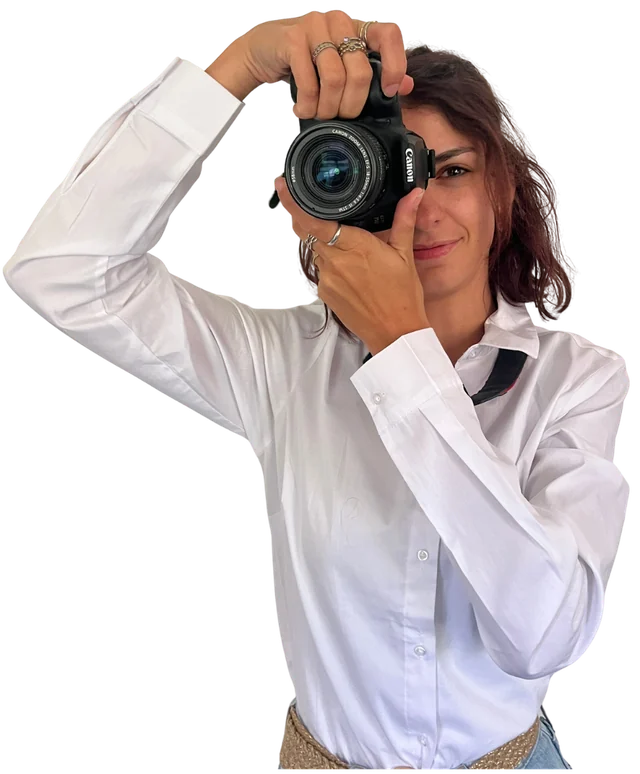 Yuna, photographe de LOJONA Studio, son appareil photo devant l'oeil